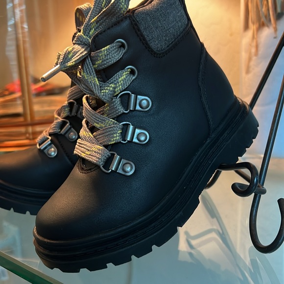 Cat and Jack weather boots - Picture 2 of 3